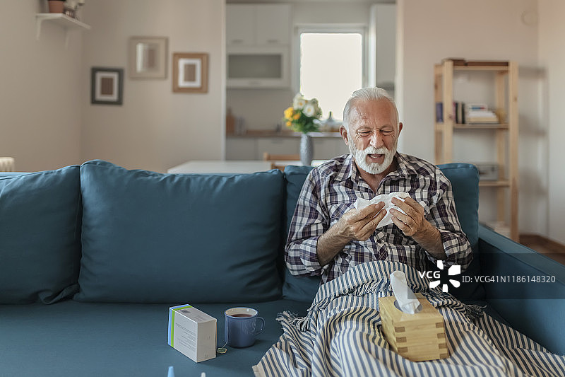 感冒的年长男人图片素材