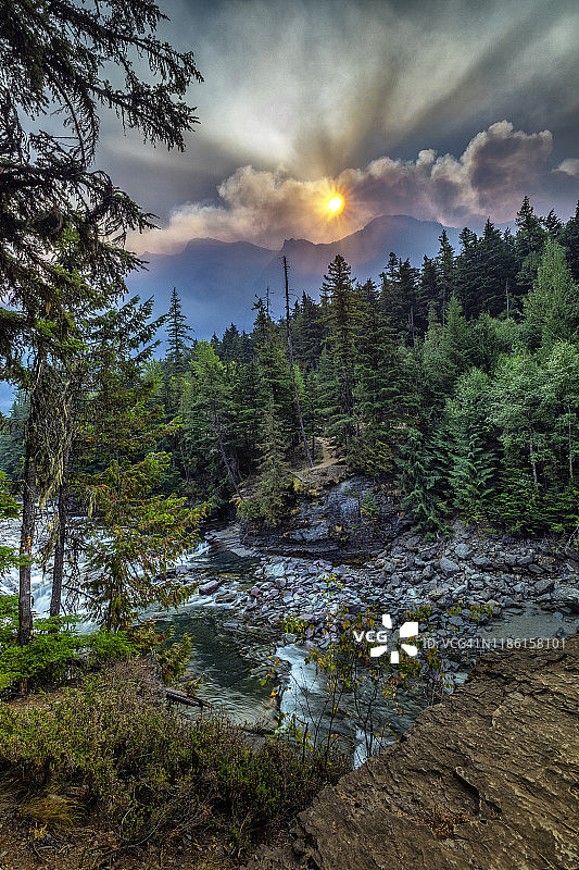麦当劳溪的烟雾日出图片素材