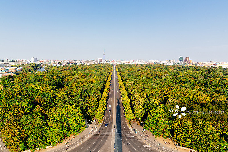 德国柏林天际线航拍，城市街道和蒂尔加滕公园图片素材