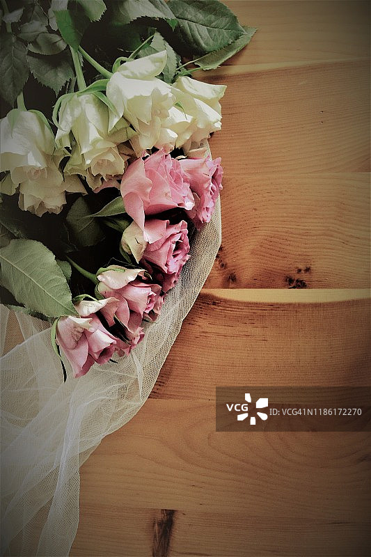 木质背景上的玫瑰花束图片素材