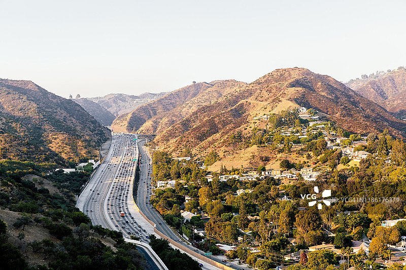 洛杉矶405号公路及周边山丘，加利福尼亚州图片素材