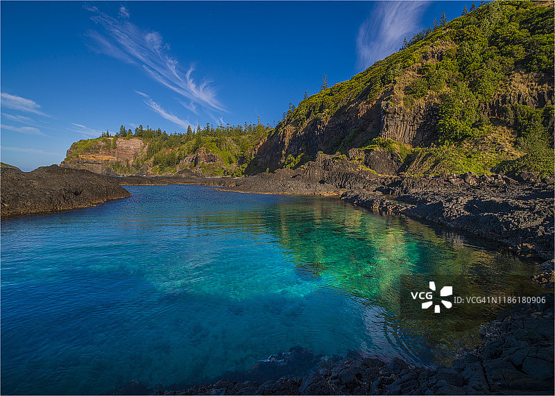 南太平洋诺福克岛邓斯科姆海湾岩石水池中的反射光图片素材