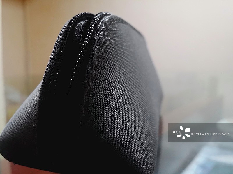 打开小袋子的拉链图片素材