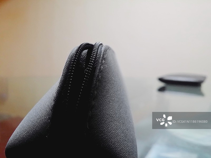 打开小袋子的拉链图片素材