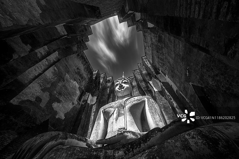 泰国素可泰历史公园西春寺巨型佛像黑白照图片素材