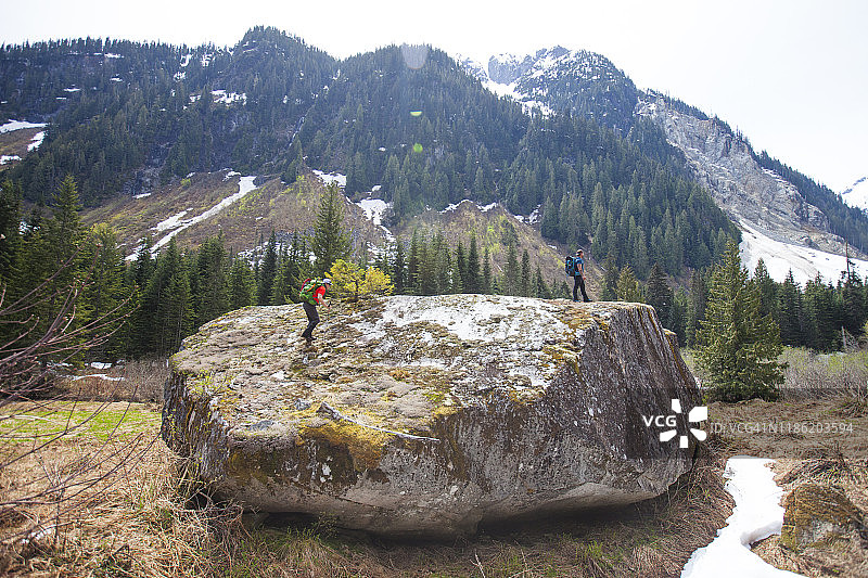 两个背包客徒步穿越巨型漂砾图片素材