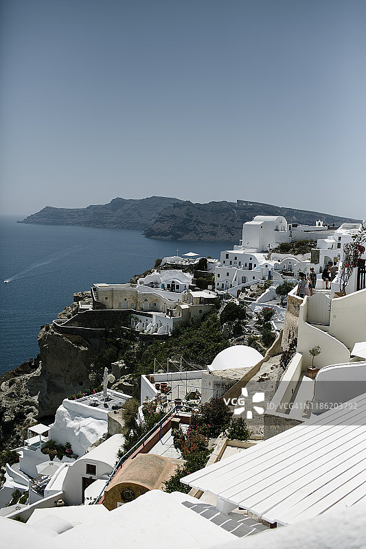 晴天小镇海边白色建筑航拍景色图片素材