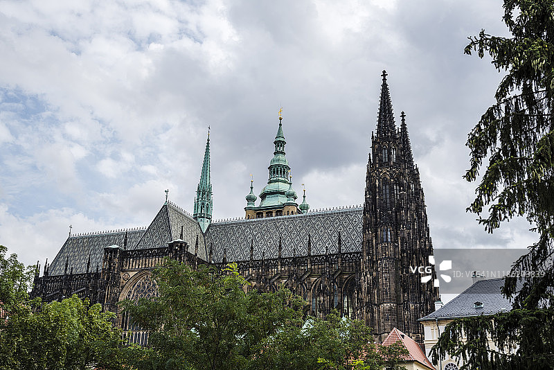 圣维特大教堂的仰视角度图片素材