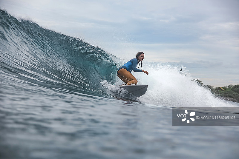 仰视：女人在海上冲浪图片素材