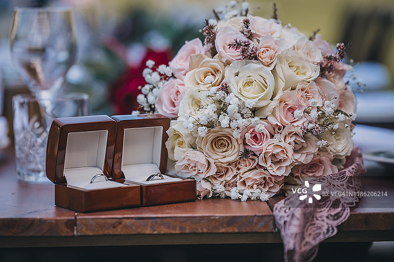 木桌上带有结婚戒指的花束特写图片素材