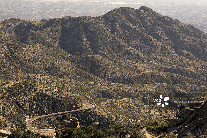 卡塔利娜州立公园阳光明媚的白天的山脉航拍图片素材