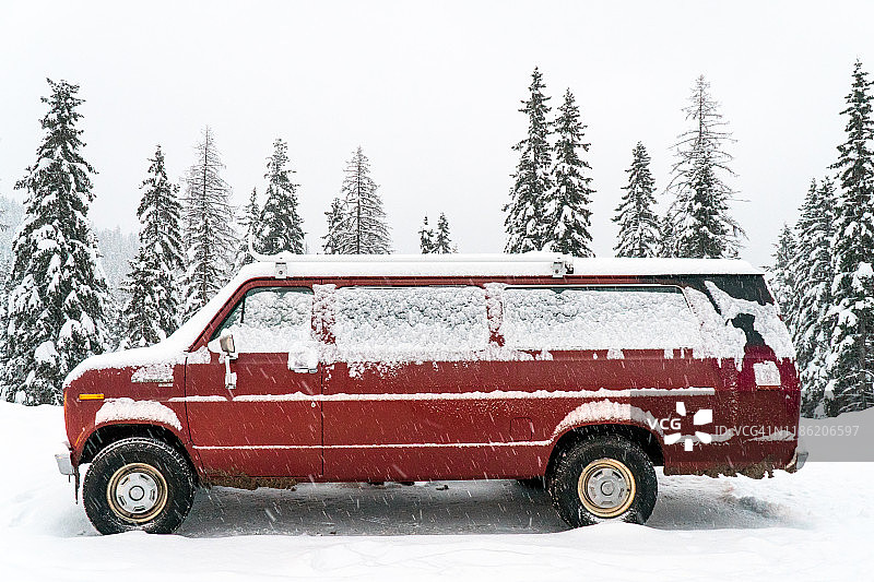 冬季停车场里被新雪覆盖的老红色货车图片素材