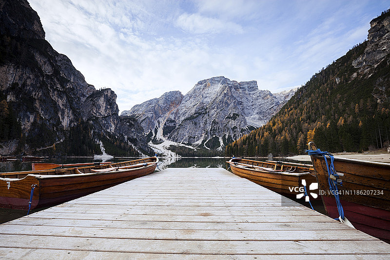 冬季布莱埃斯湖畔码头停泊的船只图片素材