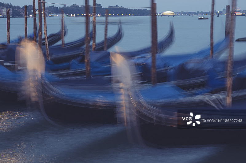 波浪上贡多拉的傍晚景色图片素材