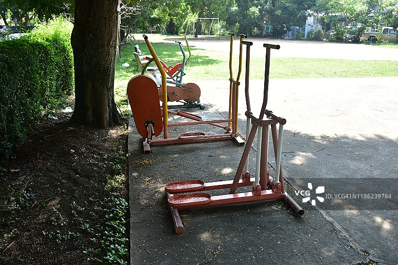 公园里的健身器材和锻炼器械图片素材