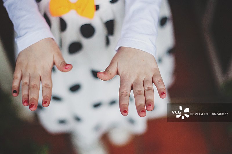 小女孩的双手特写图片素材