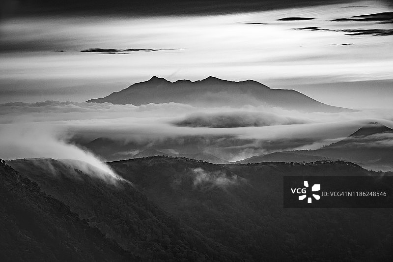 云海上的剪影图片素材