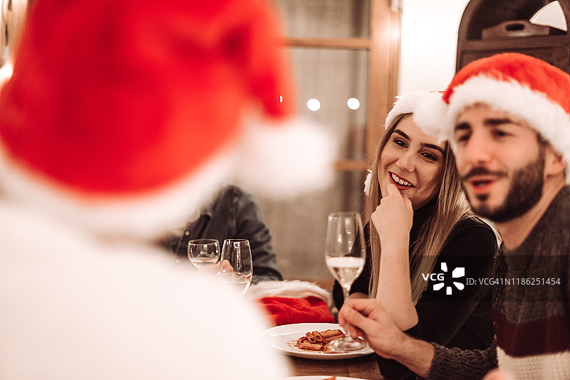 朋友们一起享用优雅晚餐图片素材