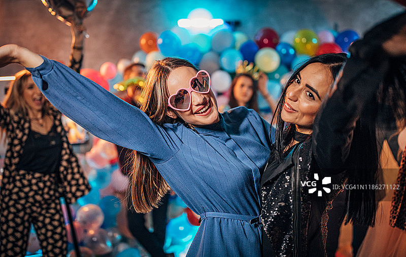 女性在聚会上玩得很开心图片素材