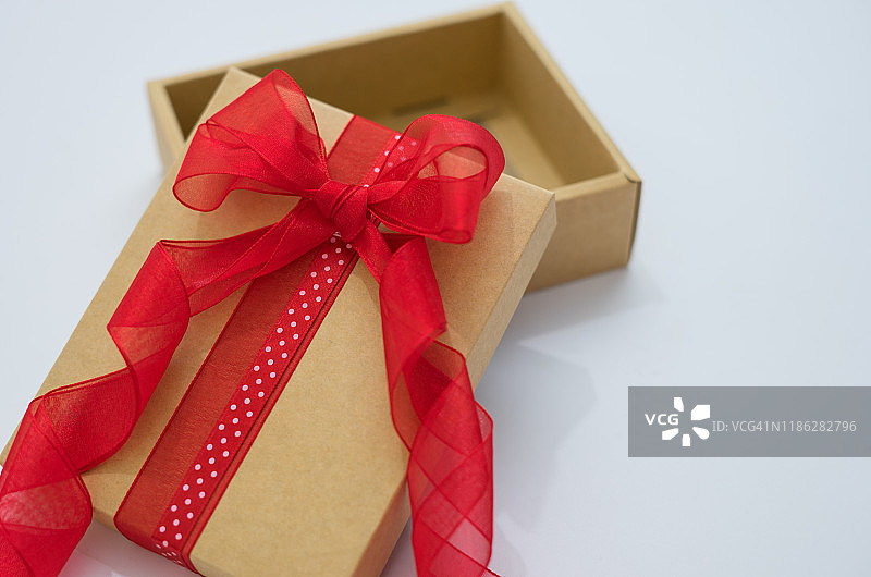 白色背景上的精美礼品盒图片素材