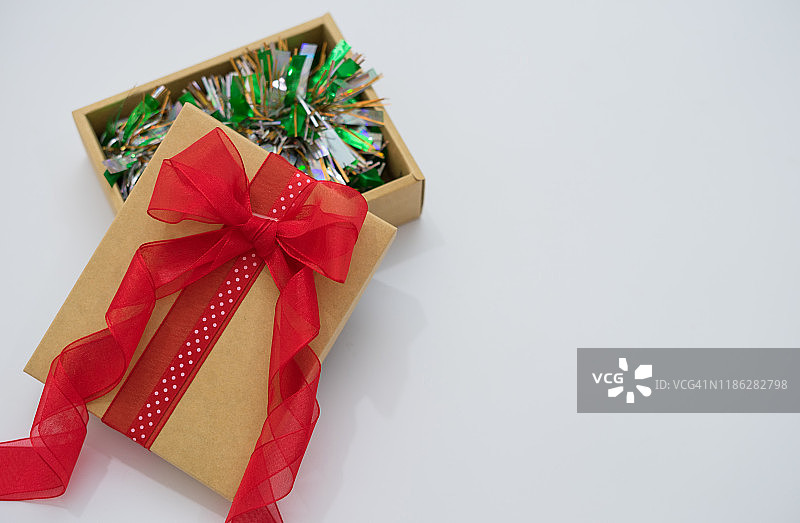 白色背景上的精美礼品盒图片素材