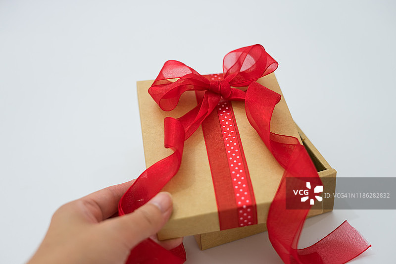 白色背景上的精美礼品盒图片素材