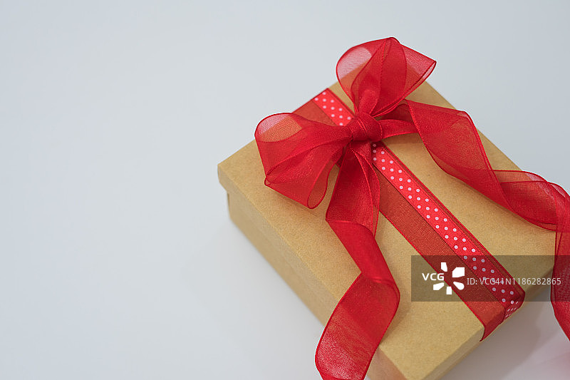 白色背景上的精美礼品盒图片素材