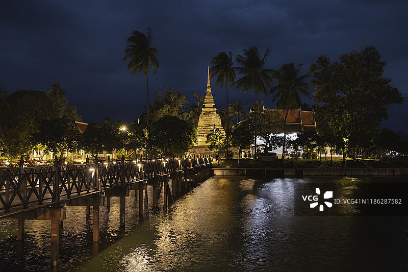泰国素可泰历史公园的Tra pung Thong寺图片素材