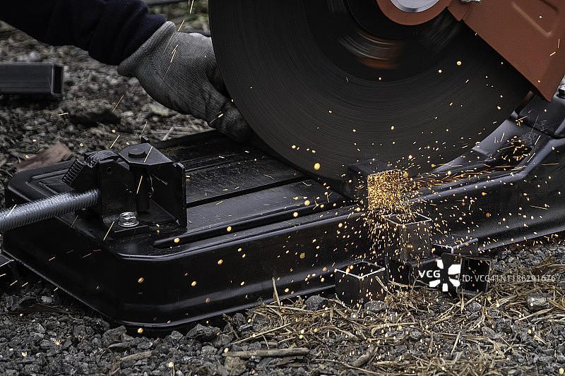 机械车间里手持重型工具的工业工人图片素材