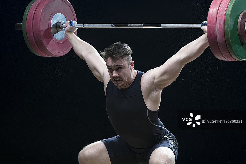 男子举重运动员做挺举图片素材