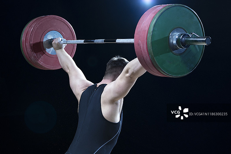 男子举重运动员做挺举图片素材