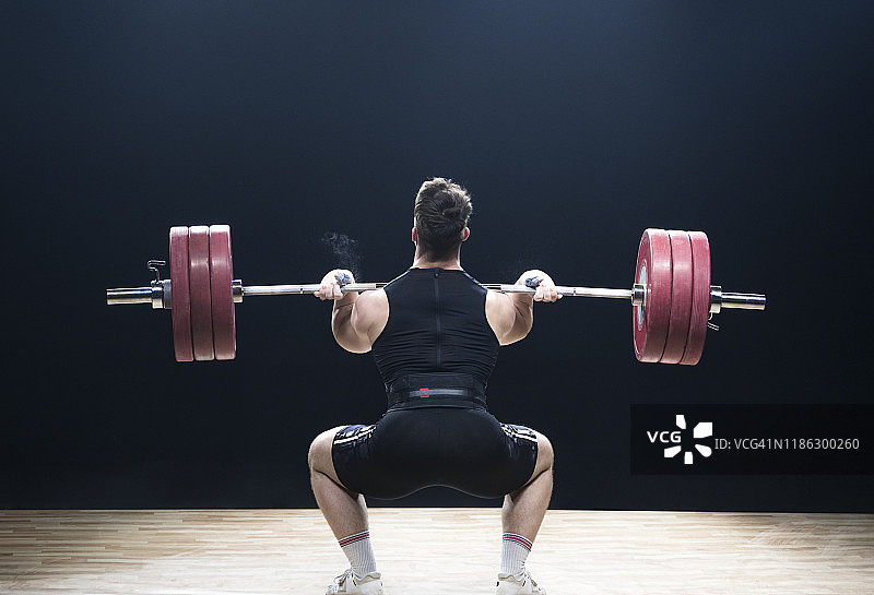 男子举重运动员做挺举图片素材