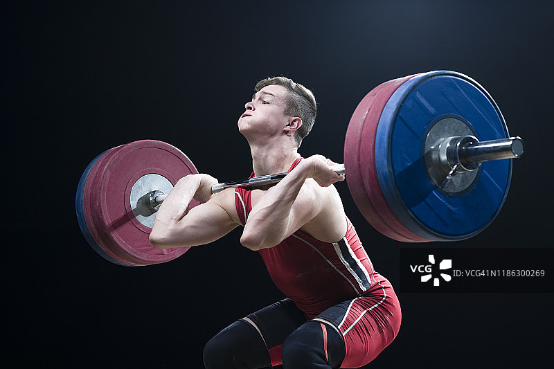 男子举重运动员做挺举图片素材