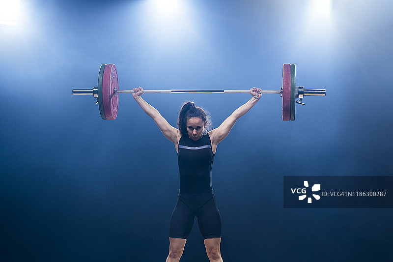 女性举重运动员进行挺举图片素材