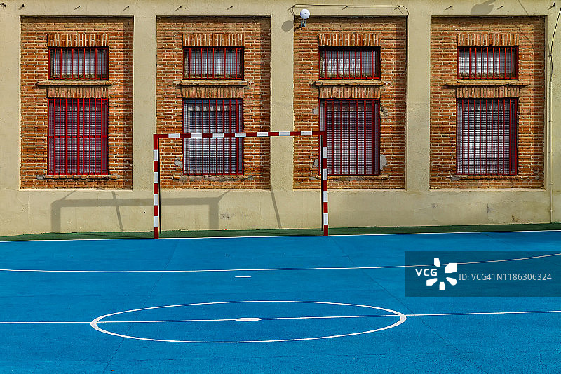 带室内足球场的校园图片素材