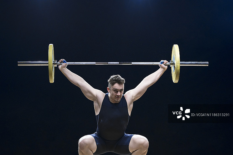 男子举重运动员做挺举图片素材