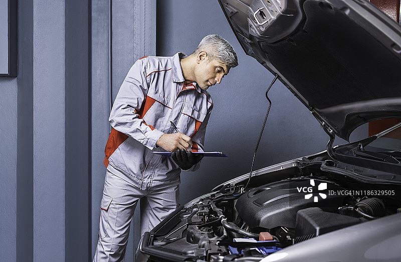 汽车修理工正在检修发动机图片素材