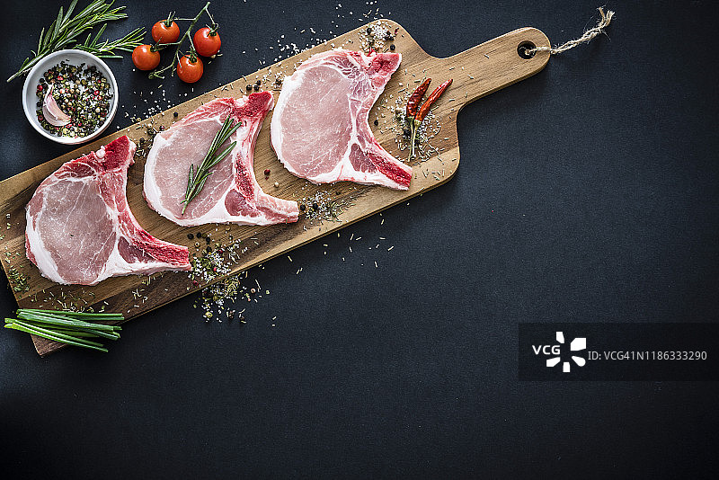 带留白的生猪里脊肉排（俯视拍摄）图片素材