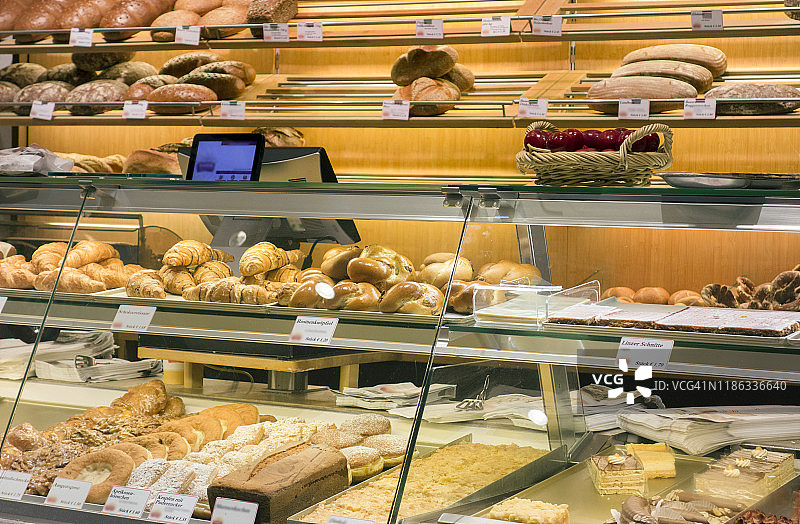 德国罗森海姆：出售面包和烘焙食品的德国面包店柜台图片素材