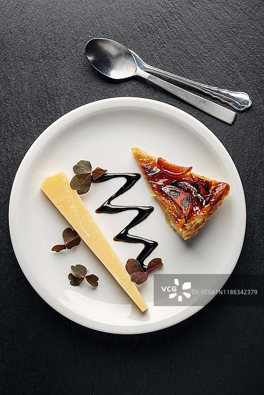 搭配奶酪的榅桲甜点图片素材