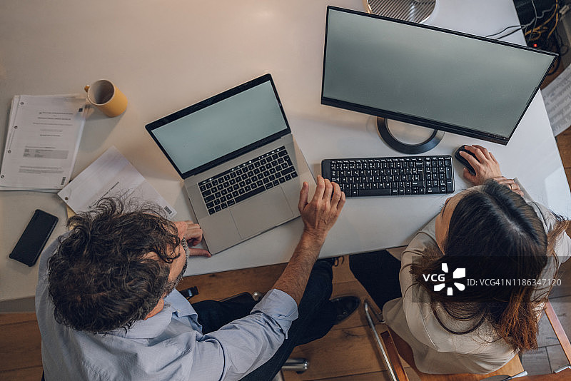 IT团队在电脑上协同工作图片素材