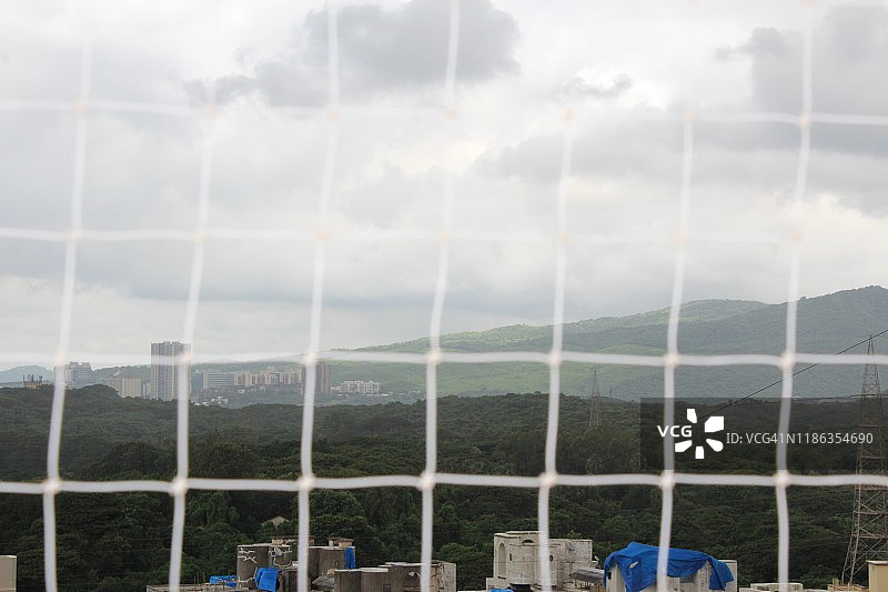 穿过渔网图片素材