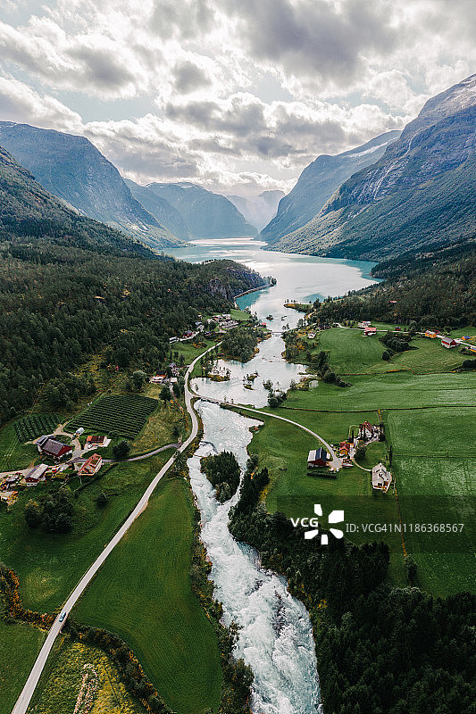 挪威冰川湖的航拍美景图片素材