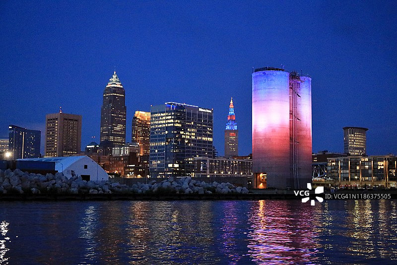 夜幕降临后灯火通明的克利夫兰建筑群，城市天际线图片素材
