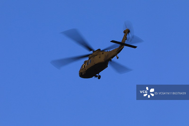 蓝天下的军用直升机图片素材