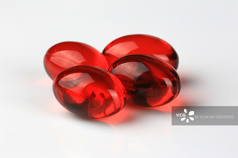 桌子上的红色药丸俯视图图片素材