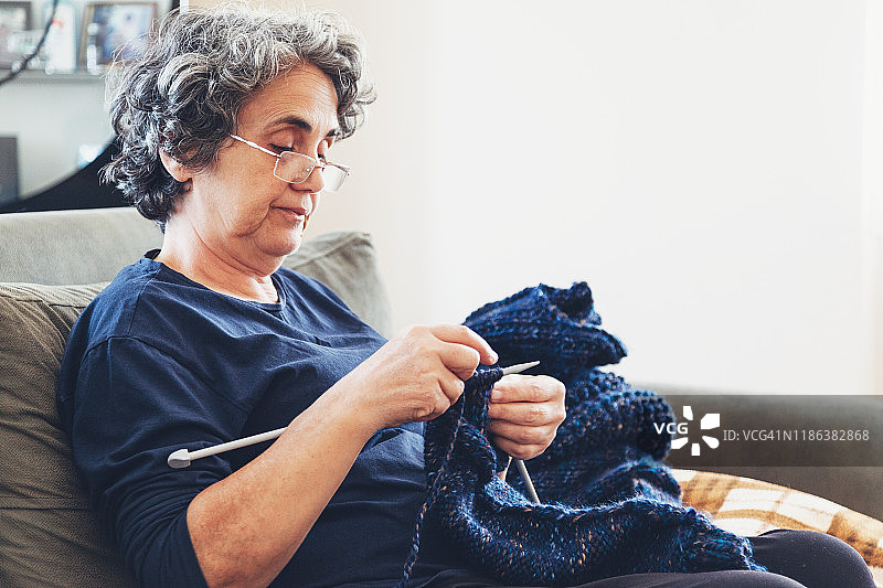 正在编织的年长女性图片素材