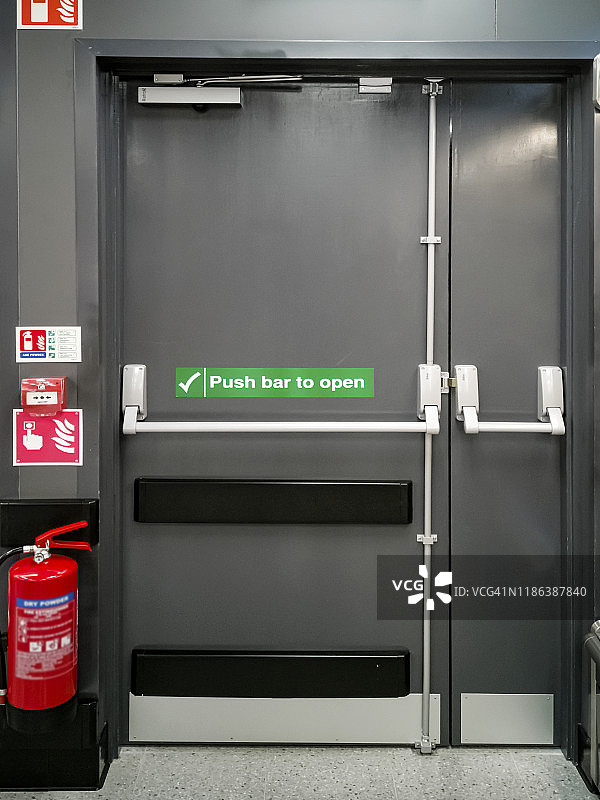 超市内的防火紧急出口图片素材