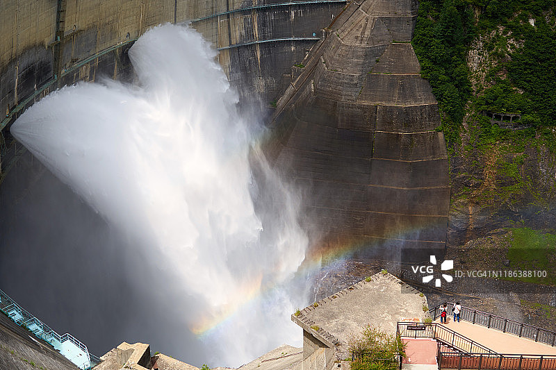日本富山县黑部水坝的流水，出现彩虹，日本旅行，JR线路图片素材