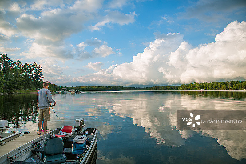 男人在码头钓鱼图片素材